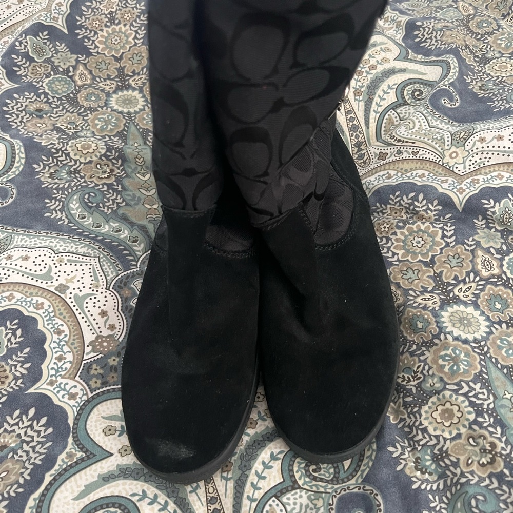 Black confortable coach boots.